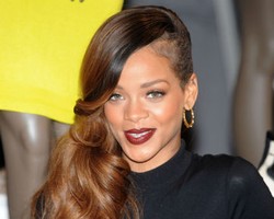 Rihanna Ketagihan Rasa Sakit Saat Brazilian Wax
