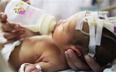 Ini Dia Bayi Baru Lahir yang Selamat Setelah Dibuang ke Toilet