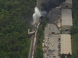 Kereta Pengangkut Bahan Kimia Tergelincir, Timbulkan Ledakan Keras