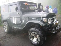 Naik Mobil 4WD, Cara Keren Menjelajahi Bromo