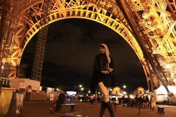 Malam Narsis di Paris, Menara Eiffel Tempatnya