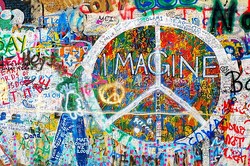 Ada John Lennon di Sudut Kota Praha