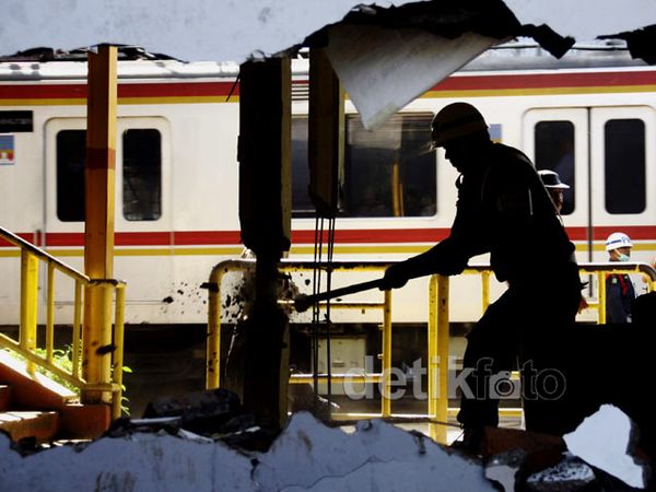 Akhirnya Stasiun UI Depok Dibongkar