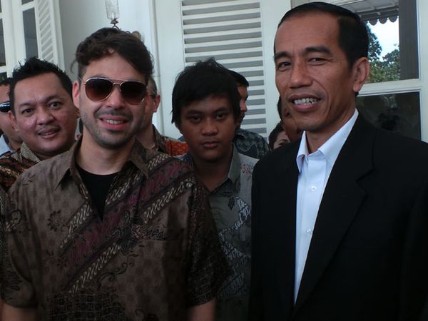 Jokowi Diajak Duet oleh Vokalis Arkarna
