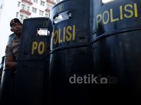 Polisi Kawal Pembongkaran Kios di Stasiun UI