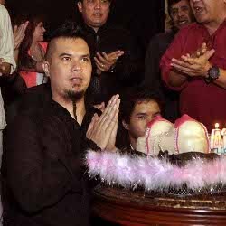 Ultah Ahmad Dhani, Mulai dari Kue Bentuk Dada Perempuan Hingga Menteri