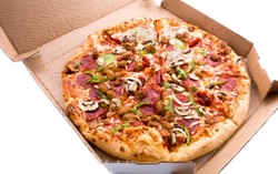 Pengantar Pizza Ini Ketahuan Sedang Mencicip Pizza Pesanan Orang!