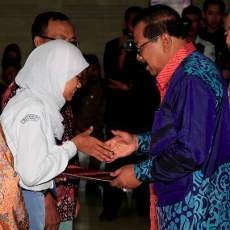 Gubernur Jatim Beri Hadiah 10 Siswa Peraih Tertinggi UN