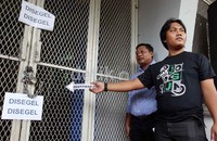     Tim Identifikasi Polda Metro Jaya mendatangi Kantor PSSI yang berada di kawasan Gelora Bung Karno, Senayan, Jakarta, guna membuka gembok dan segel yang masih menempel di pintu masuk kantor     