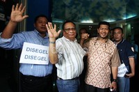     Sejumlah pengurus PSSI, termasuk anggota Exco Robertho Rouw, menjadi saksi dibukanya gembok dan penyegelan kantor PSSI oleh tim identifikasi Polda Metro Jaya.