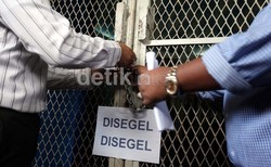     Pembukaan gembok oleh tim identifikasi selain disaksikan oleh sejumlah pengurus PSSI juga disaksikan oleh sejumlah wartawan yang meliput di kantor PSSI, Senayan, Jakarta.
