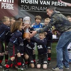 Pulang Kampung, Van Persie Pamer Trofi dan Kerjai Bocah