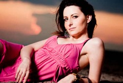 Wanita Cenderung Pakai Baju Merah atau Pink saat Sedang Subur