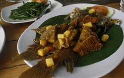 Akhirnya Kesampaian Juga Makan Gurame Sableng Buatan Uncle Wong!
