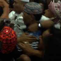 Pakai Batik dan Kopiah Biru, Hercules Tersenyum Tiba di Pengadilan