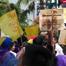 300 Demonstran Kedaluwarsa Protes KJS di Depan Balai Kota