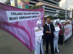 Usung Celana Dalam, KAMMI Semarang Protes KPK Urus Perempuan di Kasus Luthfi