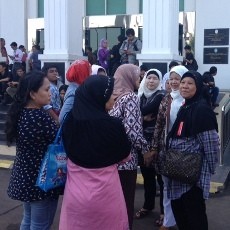 Puluhan Ibu-Ibu Pro Hercules Datangi PN Jakarta Barat