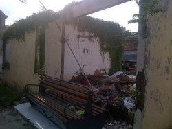Rumah Dinas Lurah Kebon Manggis yang Luluh Lantak