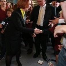 Lagi-lagi! PM Australia Dilempar Sandwich Saat Berkunjung ke Sekolah