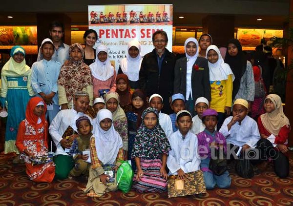Kemendikbud Nobar Sang Kiai Bersama Anak Yatim