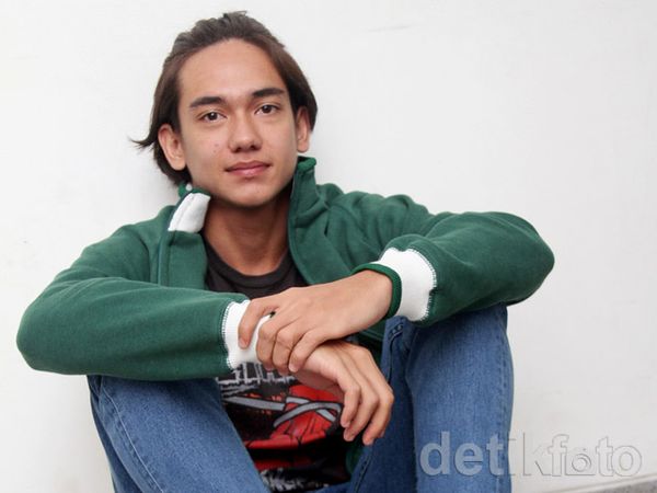 Gaya Santai Adipati Dolken