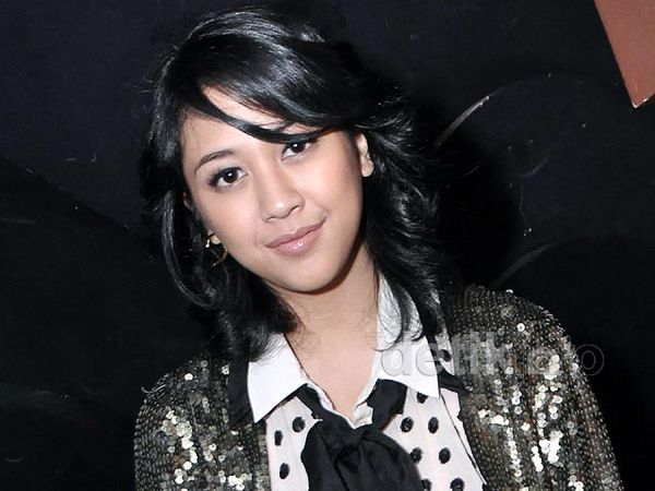 Sherina Tampil Bling Bling