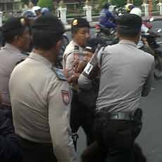 Demo Tolak Kenaikan BBM di Surabaya Ricuh