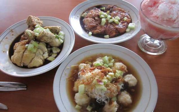 Gurih Hangat Tekwan dan Pempek Kapal Selam