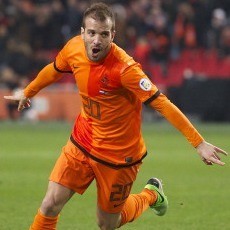 Cedera, Van der Vaart Absen Hadapi Indonesia