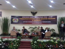 Teroris Bergerak Diam-diam Lewat Youtube dan Facebook