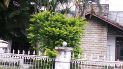 KPK Pasang Plang Segel di Rumah Luthfi di Cipanas