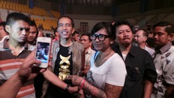 Lelah Berdiri Menunggu Arkarna Tampil, Jokowi Duduk di Lantai