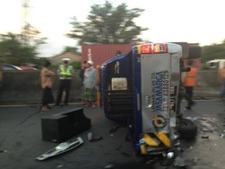 Innova Tabrak Pikap Jasa Marga di Tol Bekasi Timur, Lalin Macet 7 Km