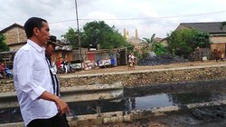 Jokowi Tinjau Proses Pengerukan Kali Semanan