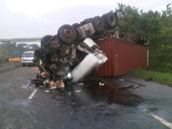 3 Truk Kecelakaan di Tol Cipularang Arah Jakarta, Lalin Macet 2 Km