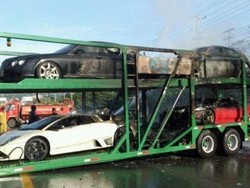 Wow 4 Mobil Super Ludes Terbakar