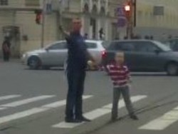 Emosi, Pria Ini Pakai Senpi Tembak Mobil yang Tak Kasih Nyeberang