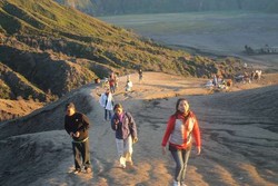 Jalan Kaki ke Puncak Bromo, Siapa Takut!