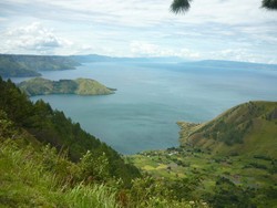 Danau Toba Terlihat Dahsyat dari Taman Simalem