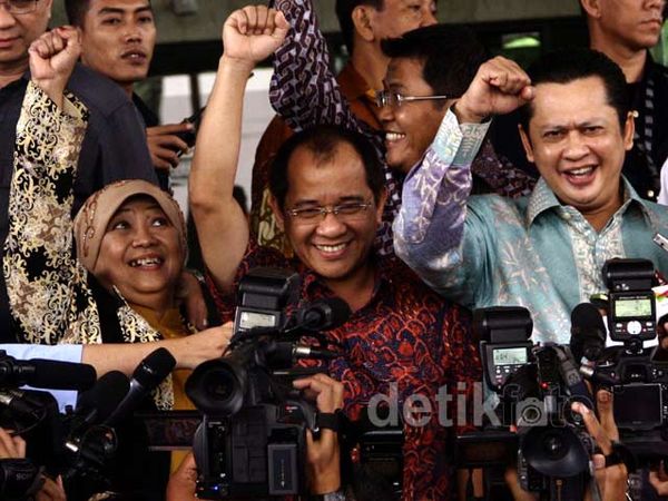 Timwas Century Serahkan Data Baru ke KPK Timwas Century Serahkan Data Baru ke KPK