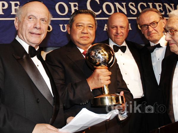 SBY Terima World Statesman Award 2013