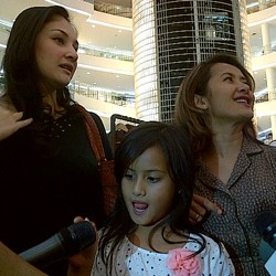 Mona Ratuliu & Ersa Mayori Sering Tukeran Anak