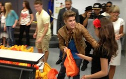Justin Bieber Bagikan Makanan Gratis untuk Anak-anak SD 