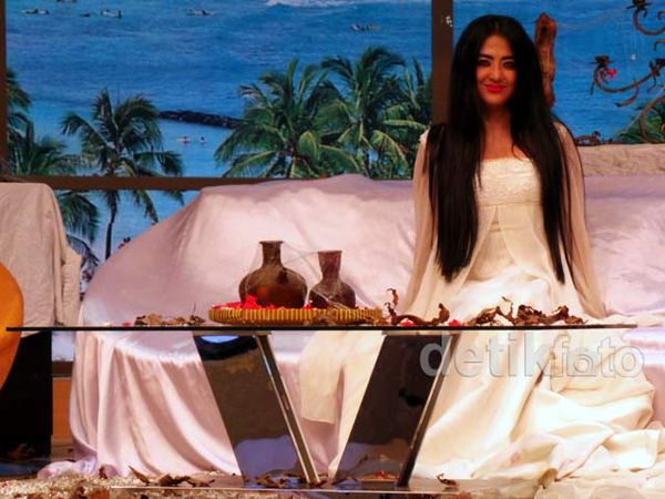 Hiii... Dewi Persik Jadi Kuntilanak