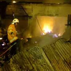 Enam Kios di Bendul Merisi Ludes Terbakar