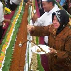Lontong Sepanjang 720 Cm Meriahkan Hari Jadi Kota Surabaya