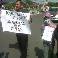 Tidak Lulus UN, Siswi SMA Jalan Kaki Laporkan Kaseknya ke Polisi