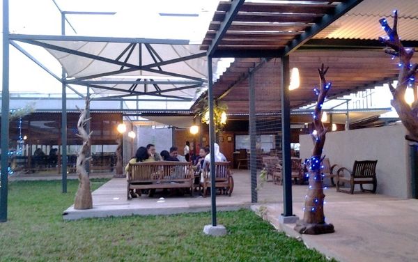Menyantap Gurame Sableng di Restoran Berinterior Kayu