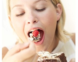 Sering Makan Terlalu Malam? Bersiaplah Jadi Gemuk dan Mudah Sakit